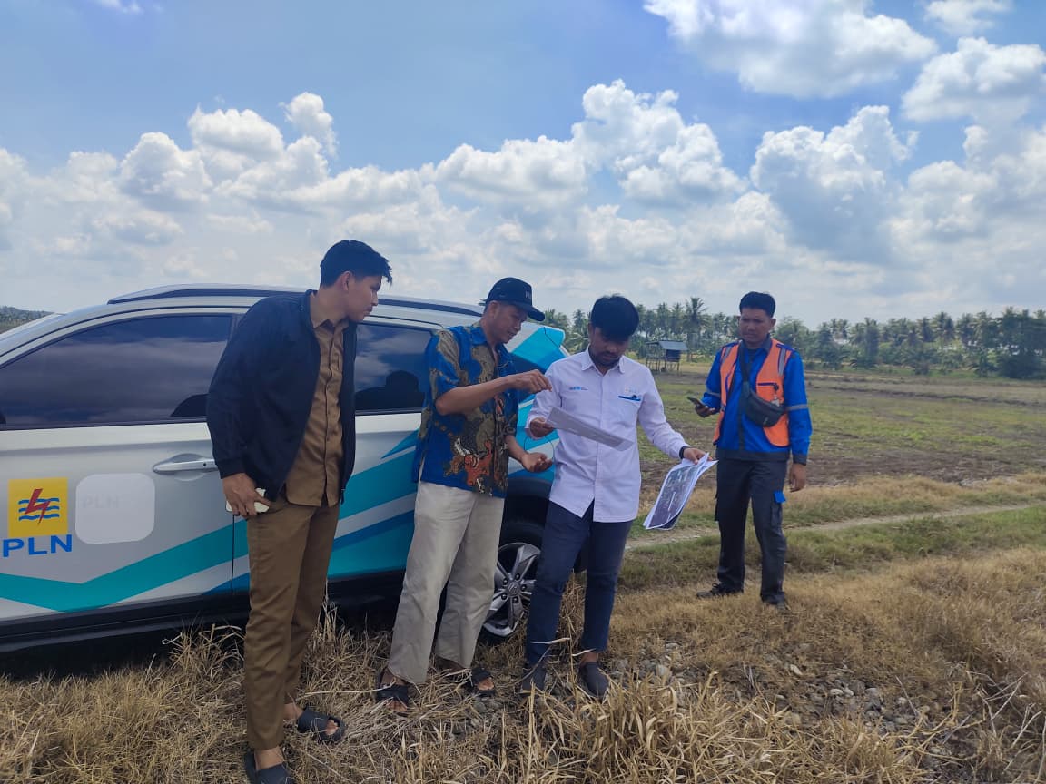 Pemerintah Desa Mario Bersama PLN ULP Sengkang Lakukan Survei Perpanjangan Jaringan Listrik
